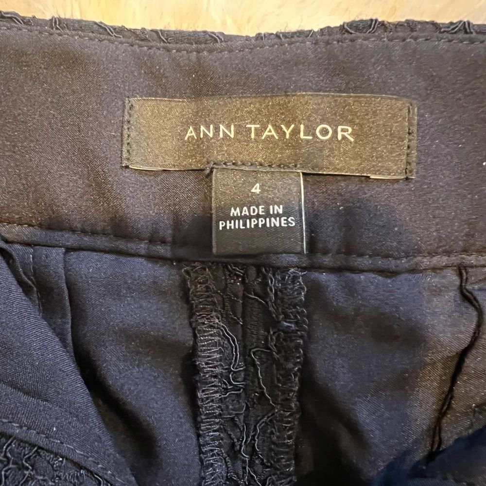 Ann Taylor navy lace shorts.  Size 4 - Picture 5 of 6